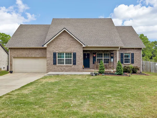 592 Twin Oak Dr