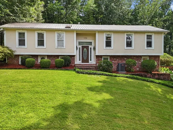 1700 Woodview Circle