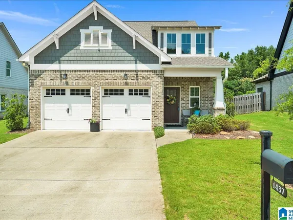 1437 Woodridge Place