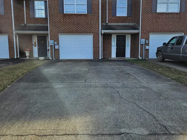 2056 Queens Court